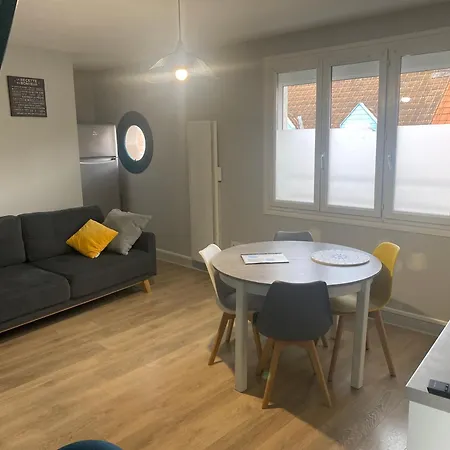 Holiday home Mocy La Maison